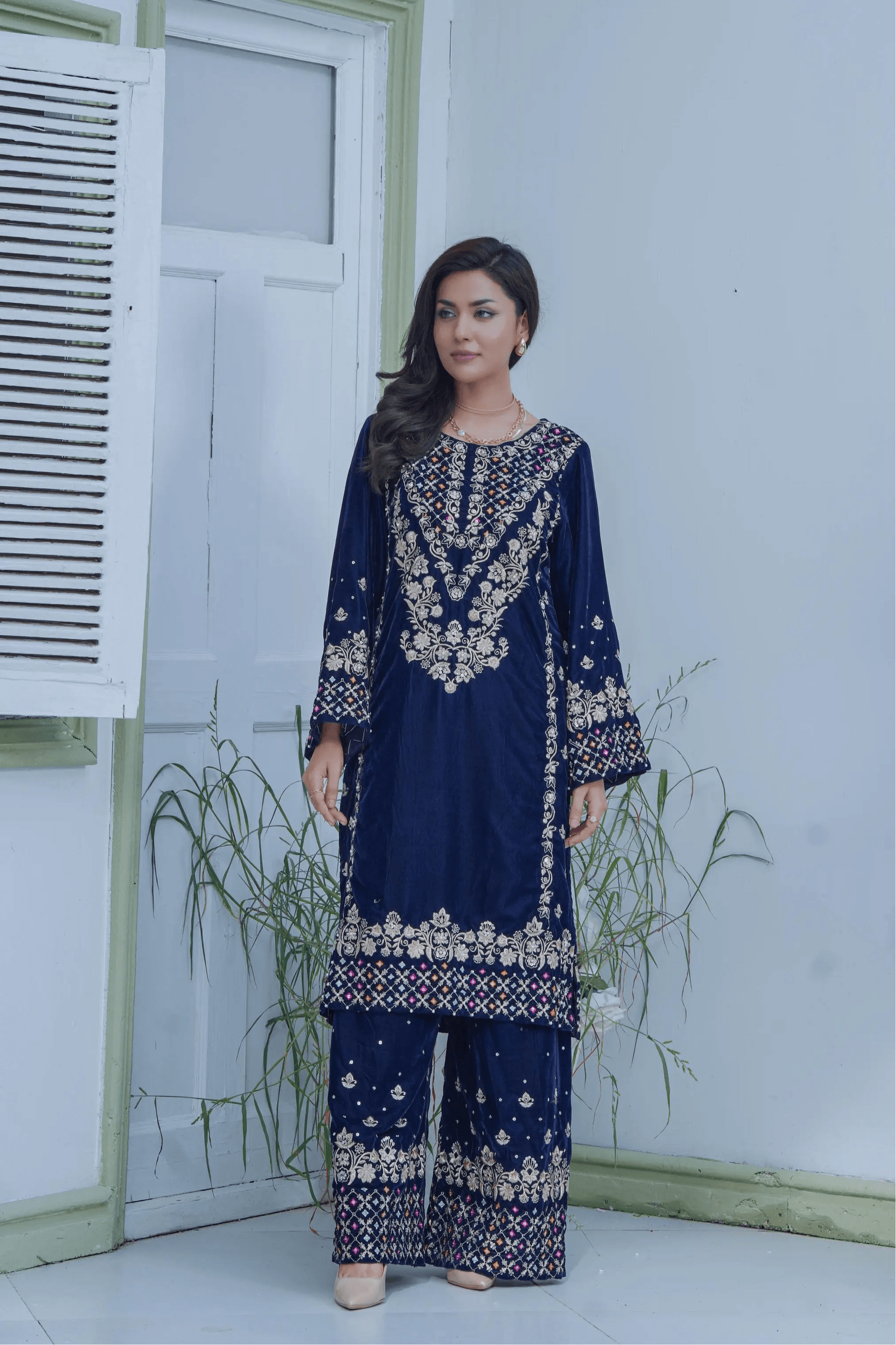 Velvet Embroidered 2p - G1989 - Ghausia Collection